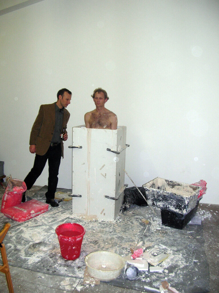 "Body in plaster as a bust", 2005, Act 05, Galerie Attidudes, Genève/CH, Photo: Act, Kunst Art - Dominik Lipp
