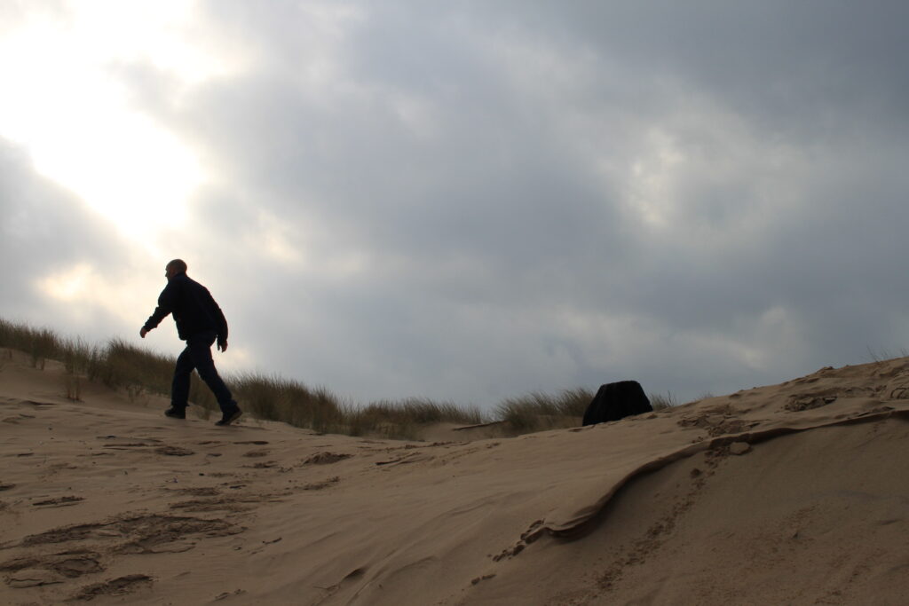 "Walking on dunes", 2012, Freshwater west, Wales/ GB, Photo: A.Wojtulewicz, Kunst Art - Dominik Lipp