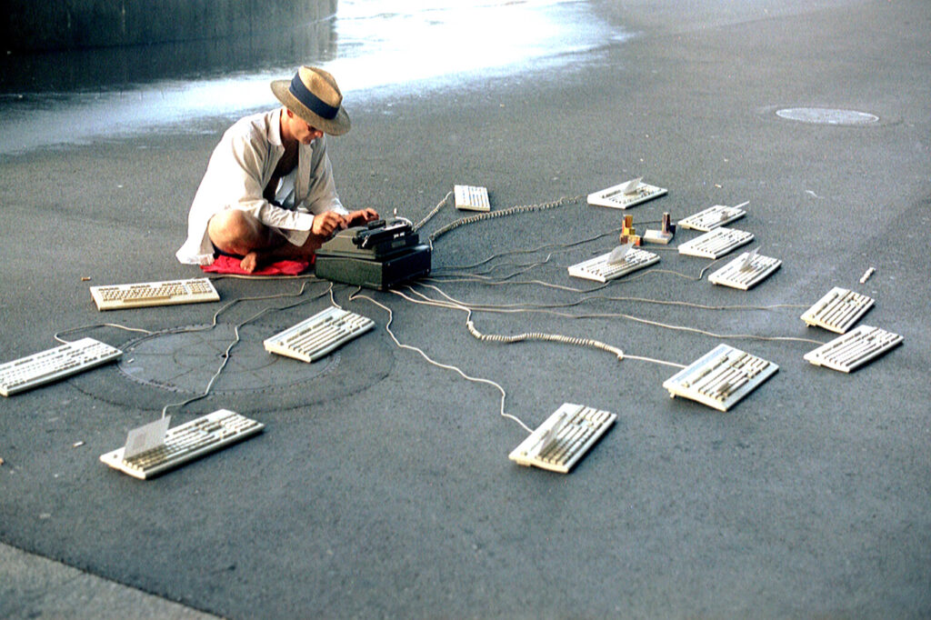 "SMS Typing", 2002, KKL, Luzern/ CH, Photo: Jane Doe, Kunst Art - Dominik Lipp